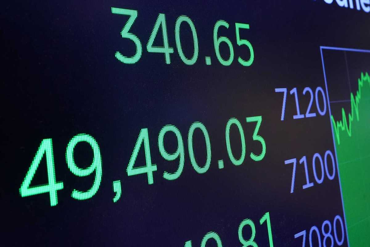 Money in politics row intensifies as US candidates clash over stock trading