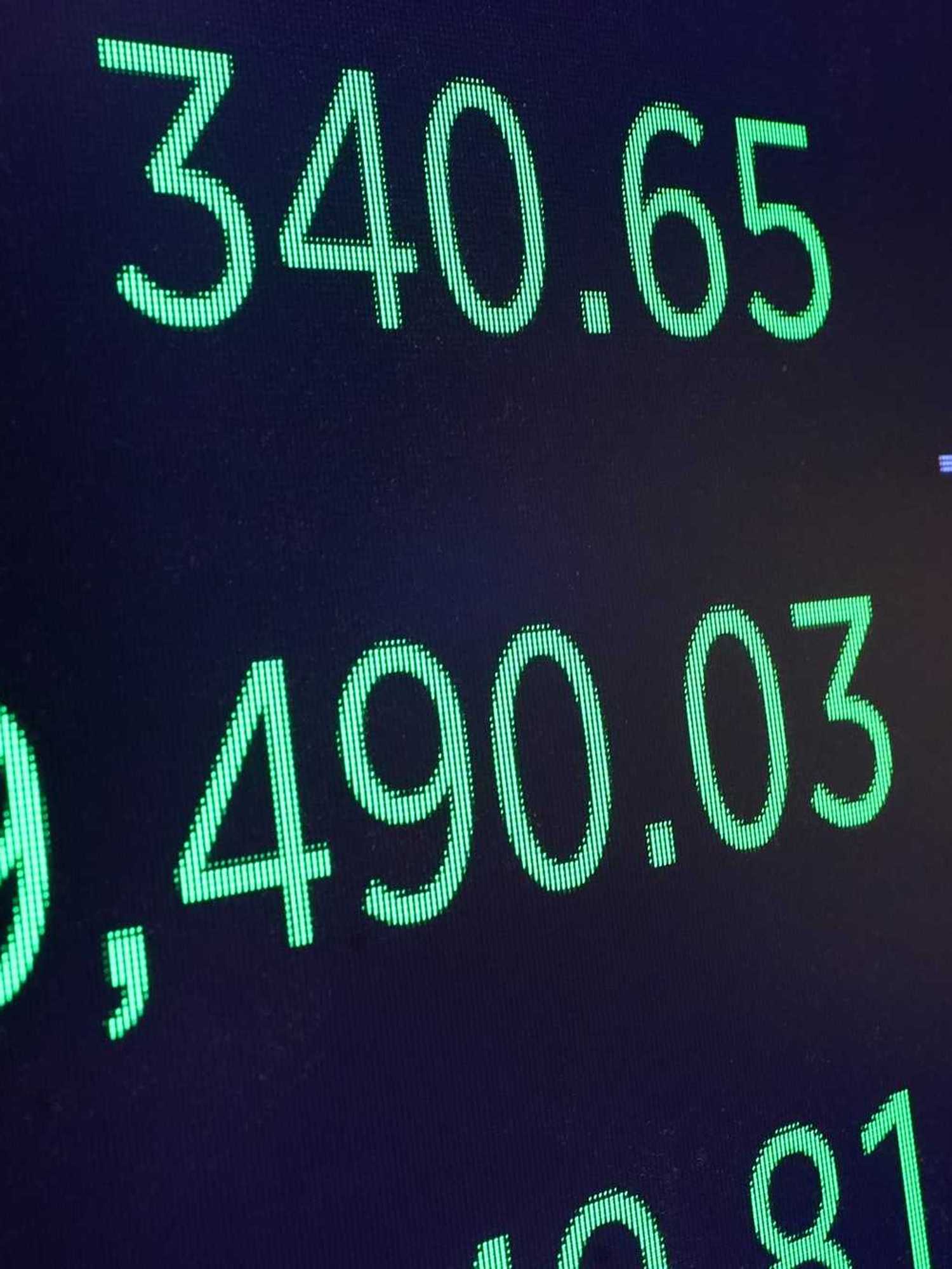 Money in politics row intensifies as US candidates clash over stock trading