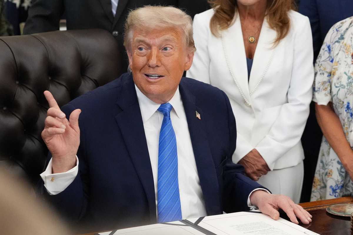 Trump threatened to 'bomb the s**t out of Iran' hours after calling for world peace