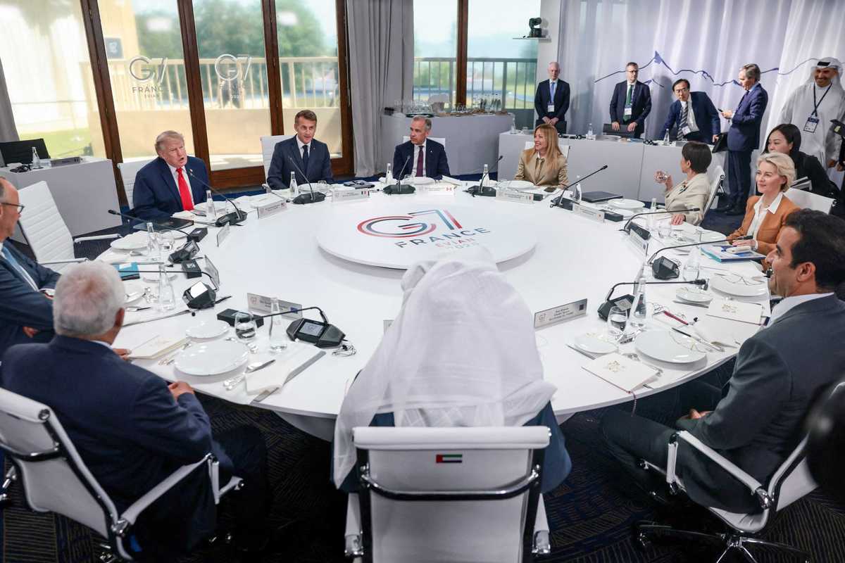 ‘Awkward’ Trump appears unaware of leaders picture being taken at G7