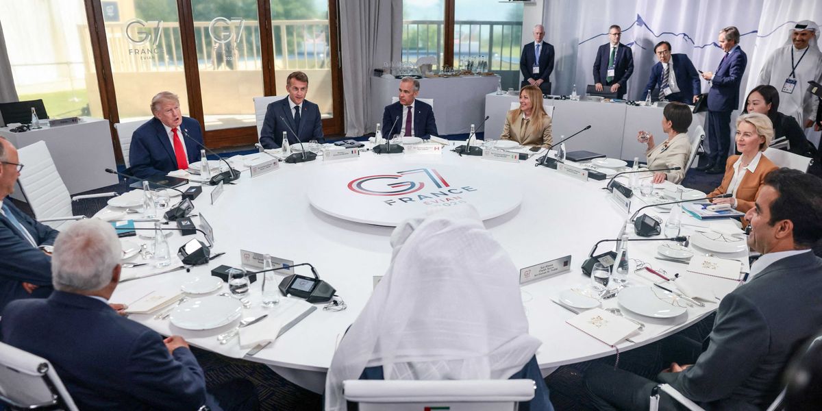 ‘Awkward’ Trump appears unaware of leaders picture being taken at G7