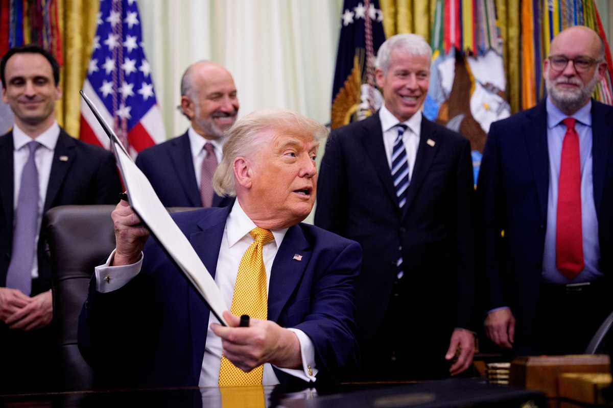 Trump accused of having no idea what the executive order he was signing was