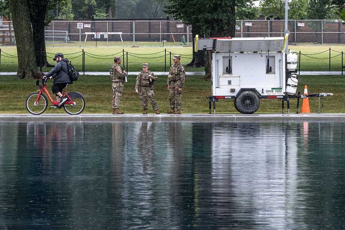 'Trump can't admit he screwed up': Reaction as fencing goes up around Reflecting Pool