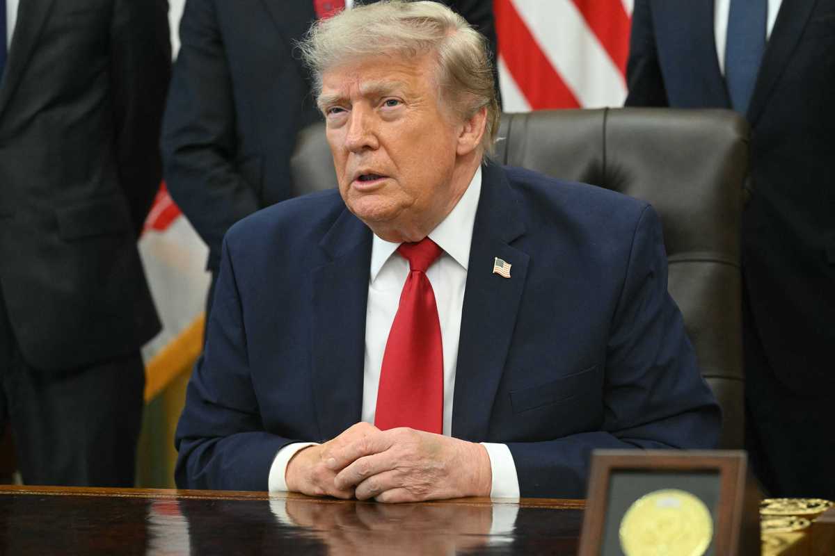 10-foot-tall participation trophy trolls Trump's 'enthusiastic involvement' in Iran war