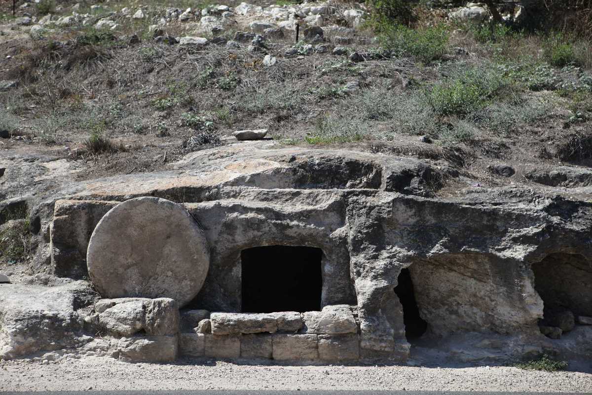 500-year-old King's tomb thought to be 'cursed' when 15 people died after it was unsealed
