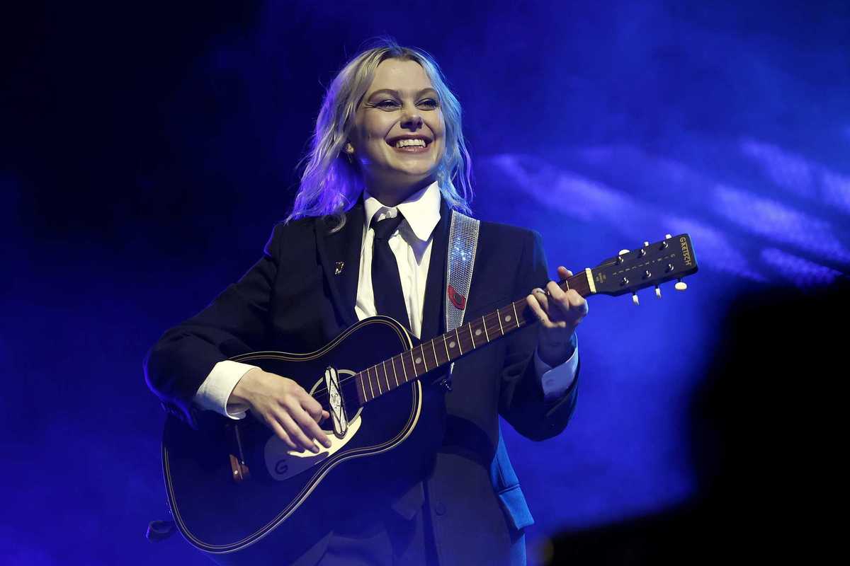 What are critics saying about Phoebe Bridgers' new album ‘Lost Weekend’?