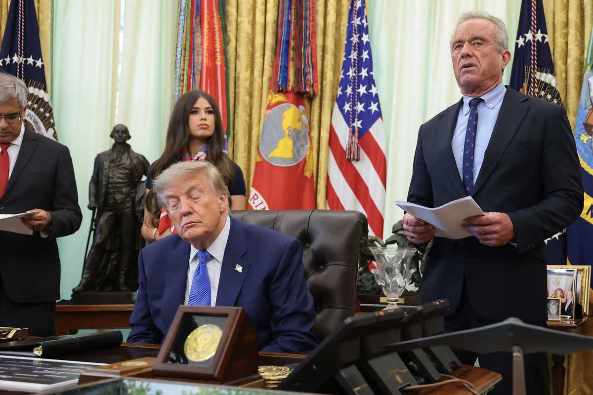 'Commander-in-Sleep': Trump appears to doze off again during Oval Office executive order signing