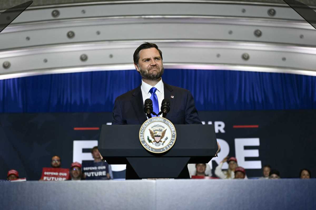 'Charisma of a paper bag': JD Vance 'accidentally' sinks to fart joke level at campaign rally