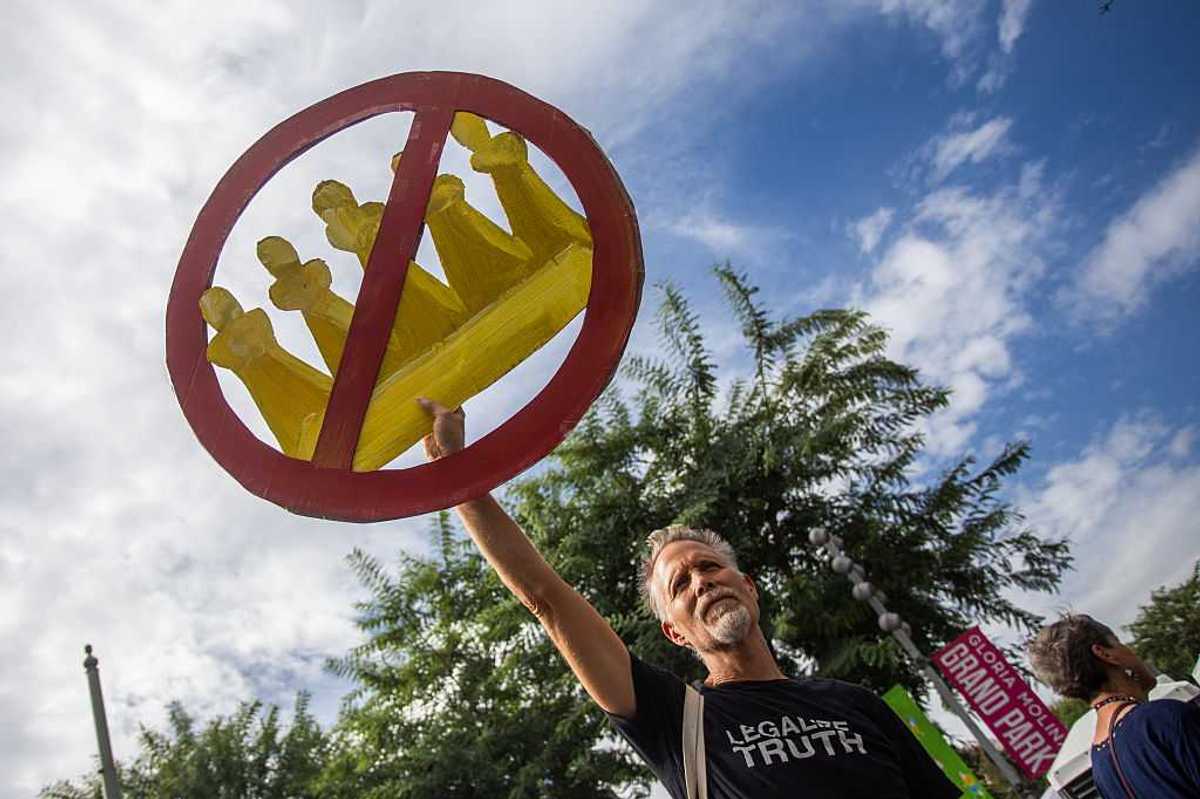 No Kings group demand answers from Meta after Instagram account suspended