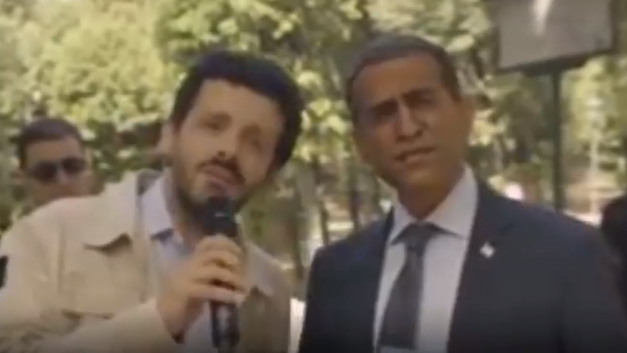 Italian airline apologises for advert featuring actor in blackface playing Barack Obama