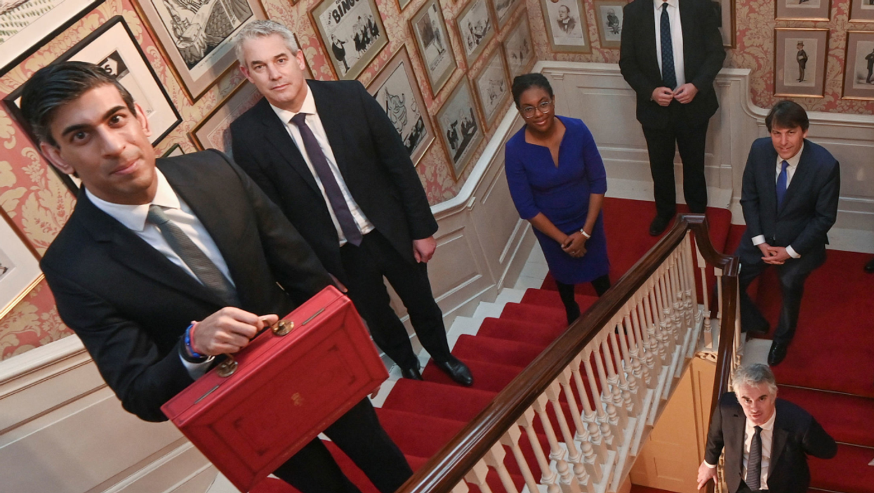 Rishi Sunak’s ‘weird’ staircase photo became an instant meme