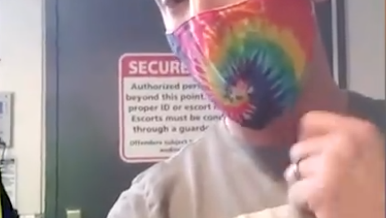 Man kicked off plane for not wearing a mask while eating Twizzlers sweets