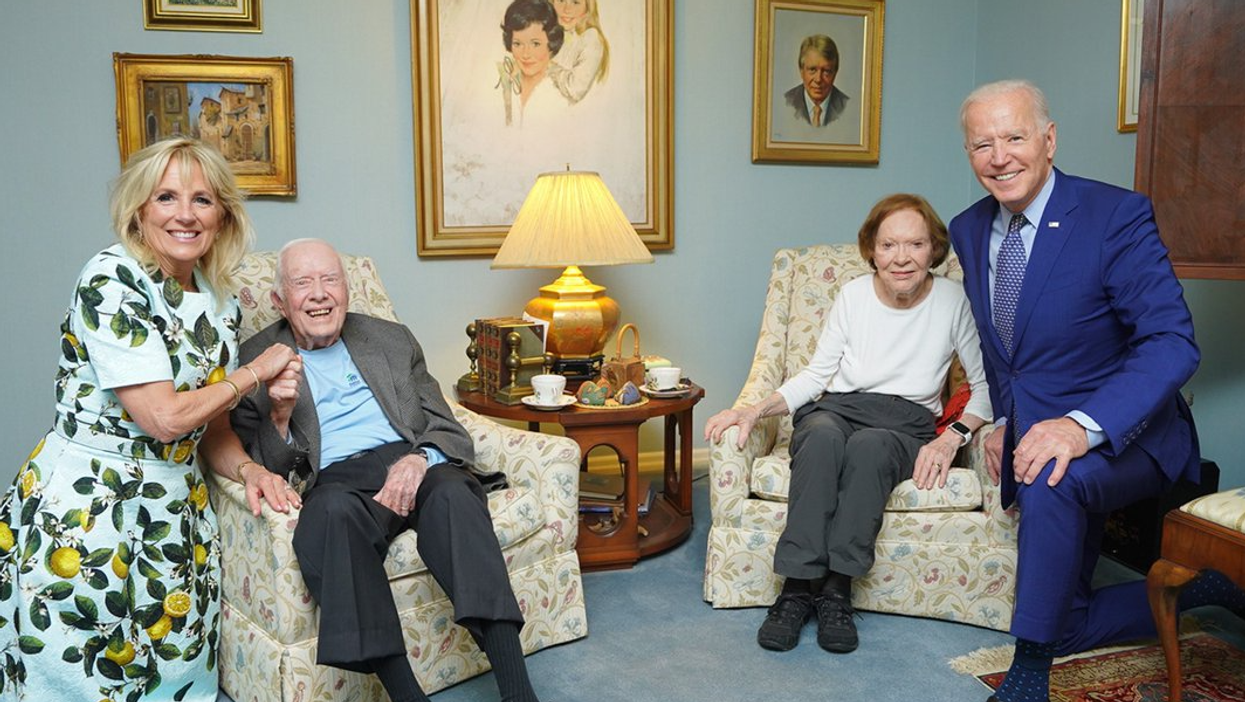 Optical illusion which makes the Bidens look like giants next to the Carters causes widespread confusion