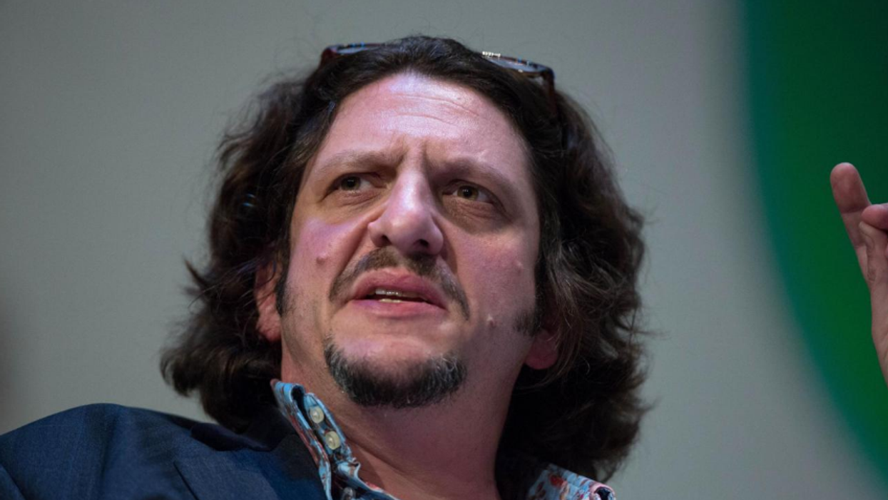 Food critic eats and reviews takeaway kebab outside ‘ludicrous’ Salt Bae restaurant in viral stunt