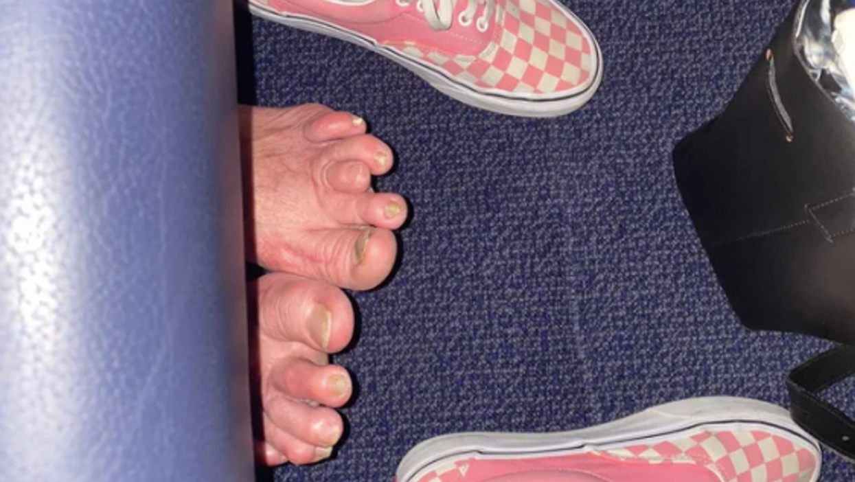 ‘Troll’ feet that invaded woman’s personal space on a international flight horrifies internet