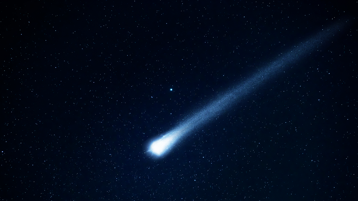 This record-breaking comet tail is over 1 billion kilometers long