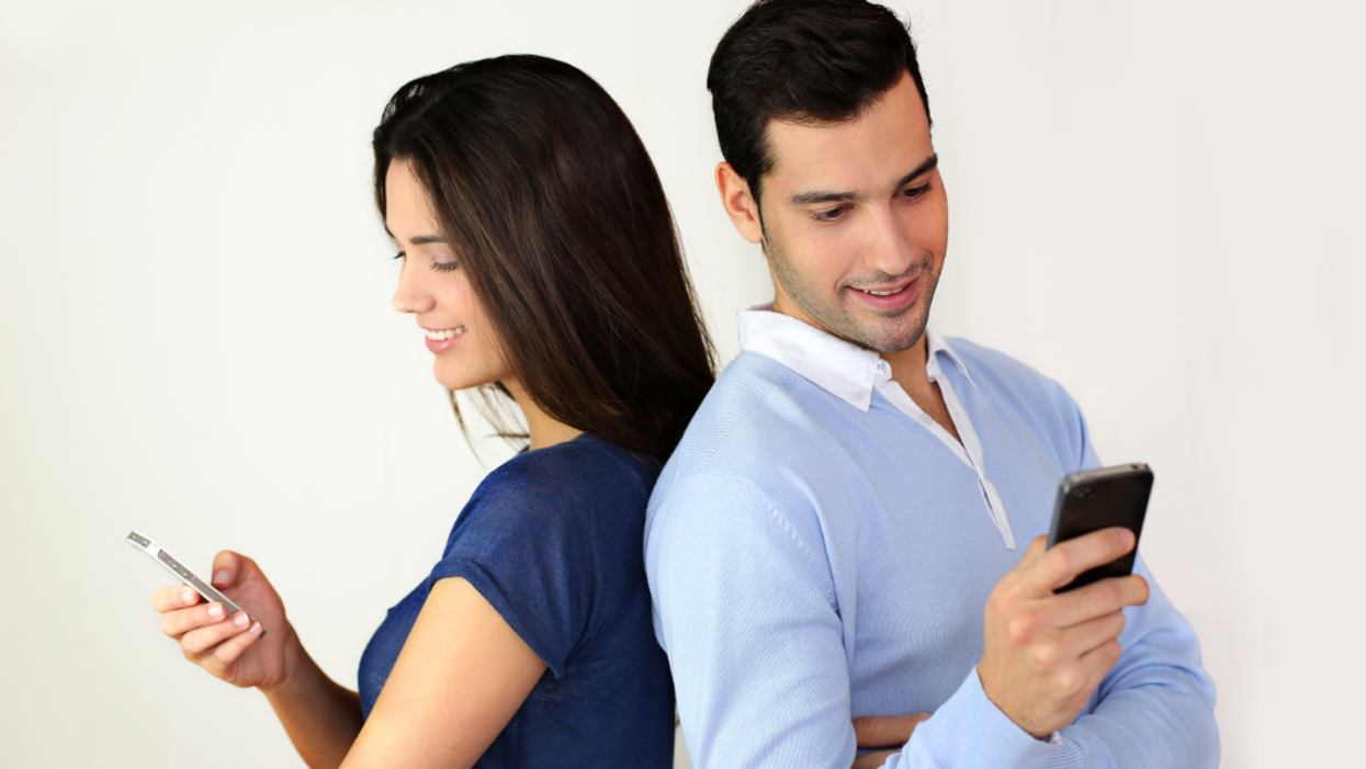 Happy couples post less about their relationships on social media