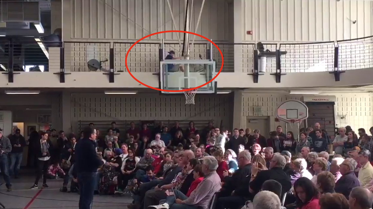 This rowing man didn’t give a damn at a Ted Cruz rally in Iowa