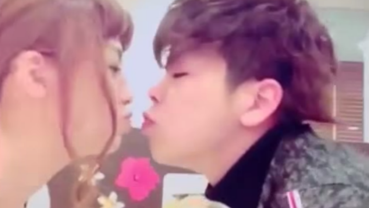 Why teenagers posting 'kiss selfies' is big in Japan