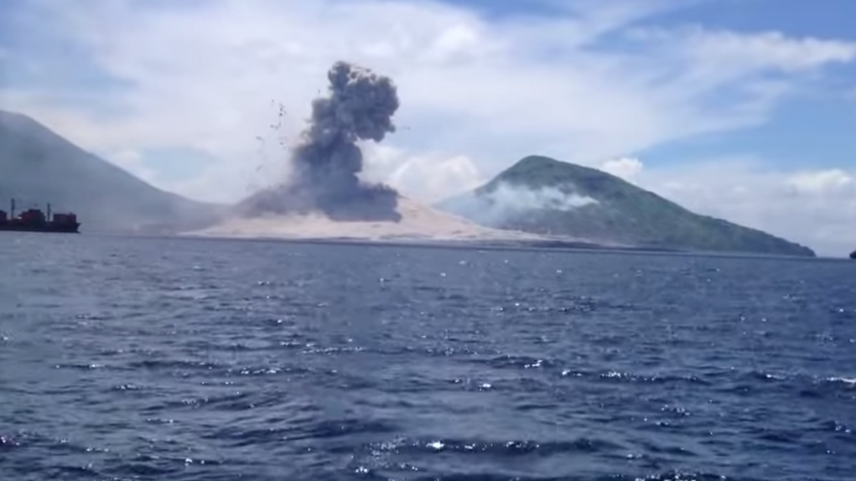 Video: Volcano eruption captured by tourist