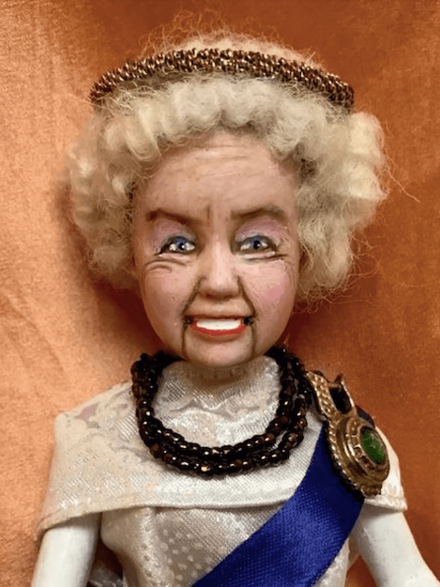 Artist creates a “wrinkles and all” doll of the Queen using a remodelled Barbie