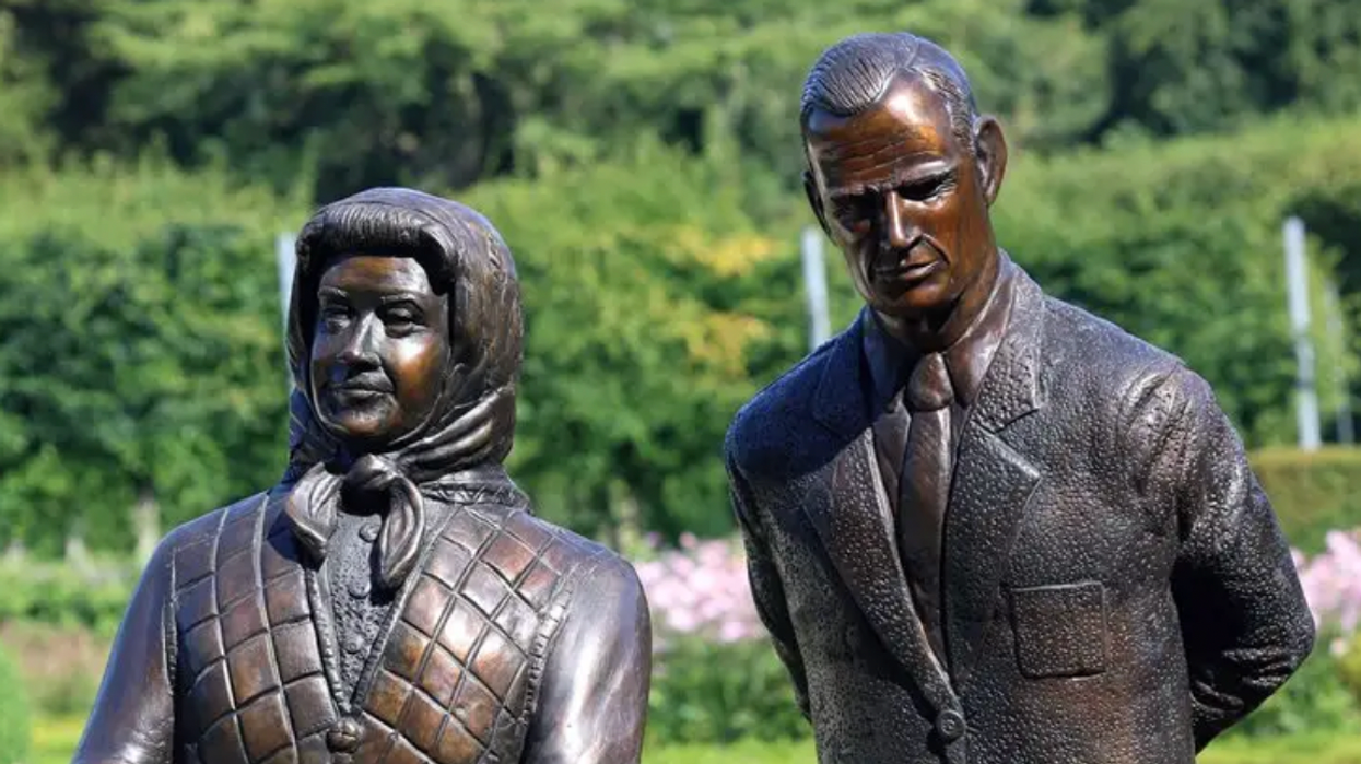 New royal statue of the Queen 'looks like Mrs Doubtfire'