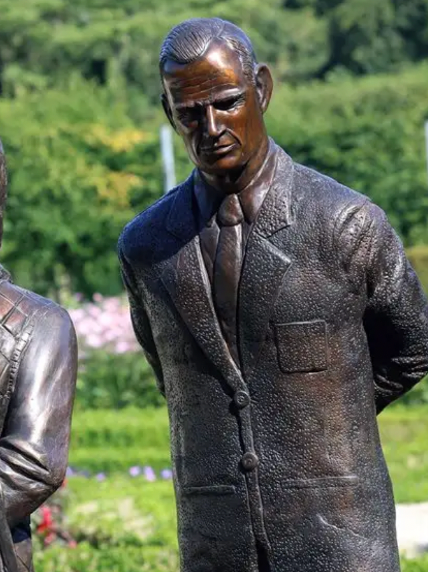 New royal statue of the Queen 'looks like Mrs Doubtfire'