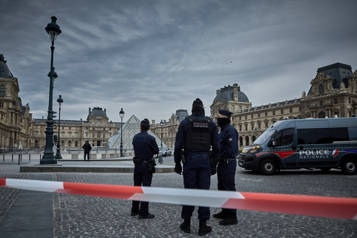 Robbery at the Louvre forces unexpected closure