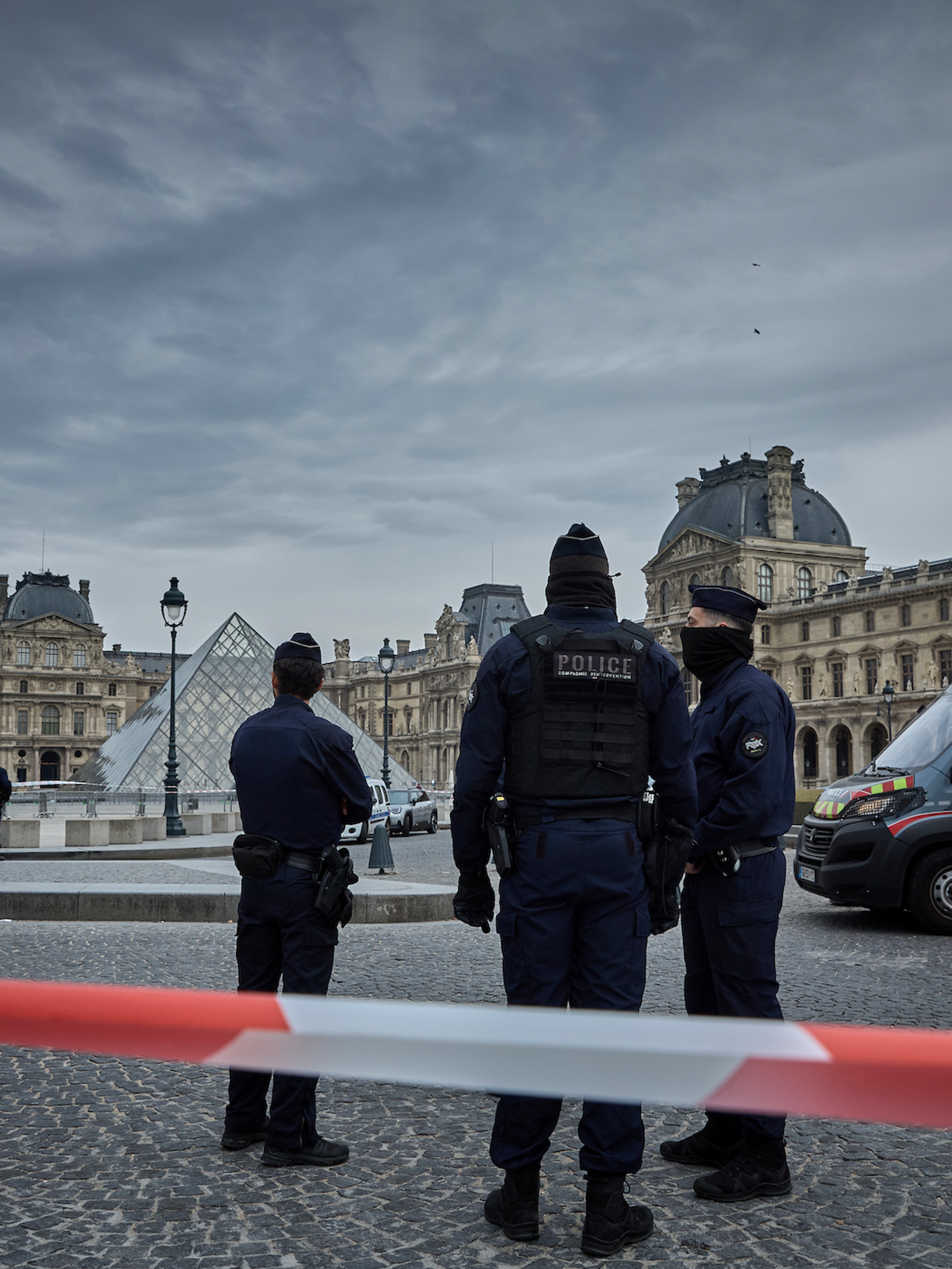 Robbery at the Louvre forces unexpected closure