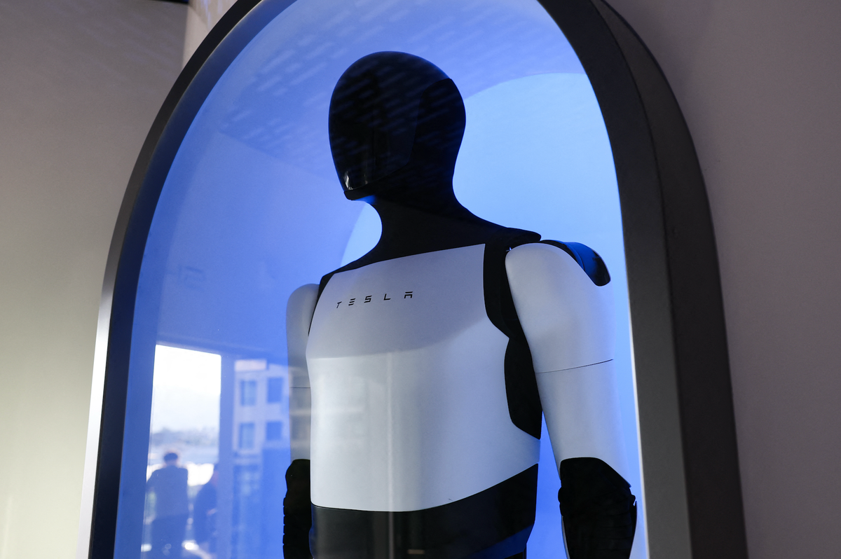 Tesla Optimus controversy explained as humanoid robot takes a tumble