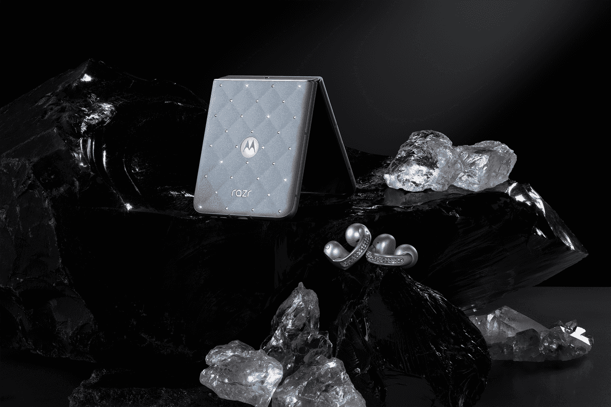 The Y2K revival has come for everything from fashion to music – so it’s only right to welcome back the Motorola Razr