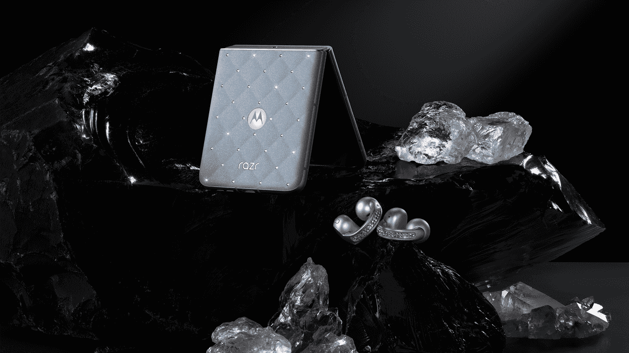 The Y2K revival has come for everything from fashion to music – so it’s only right to welcome back the Motorola Razr