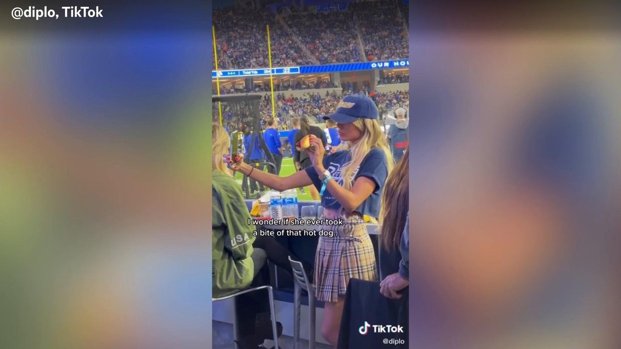 'Influencer' invades woman's personal space while she is eating just to get a selfie