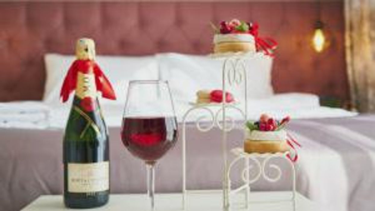 Man reveals everything he takes from hotel rooms before checking out and people are divided