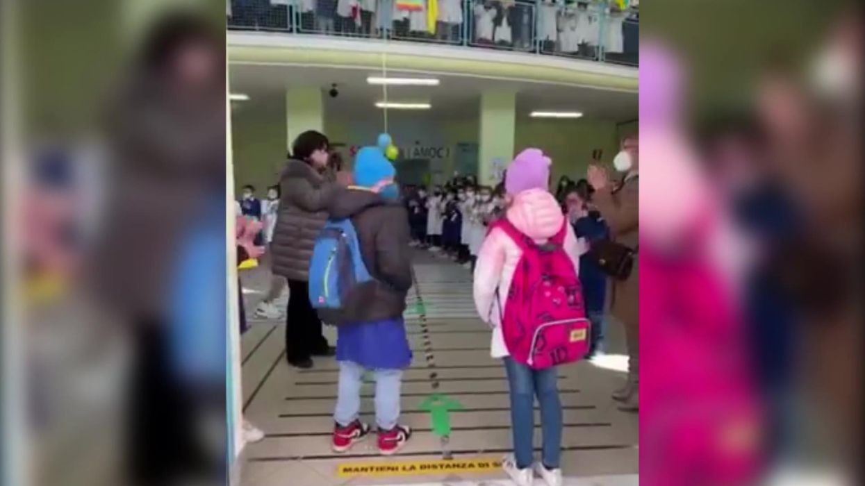Italian schoolchildren welcome new Ukrainian refugees with round of applause