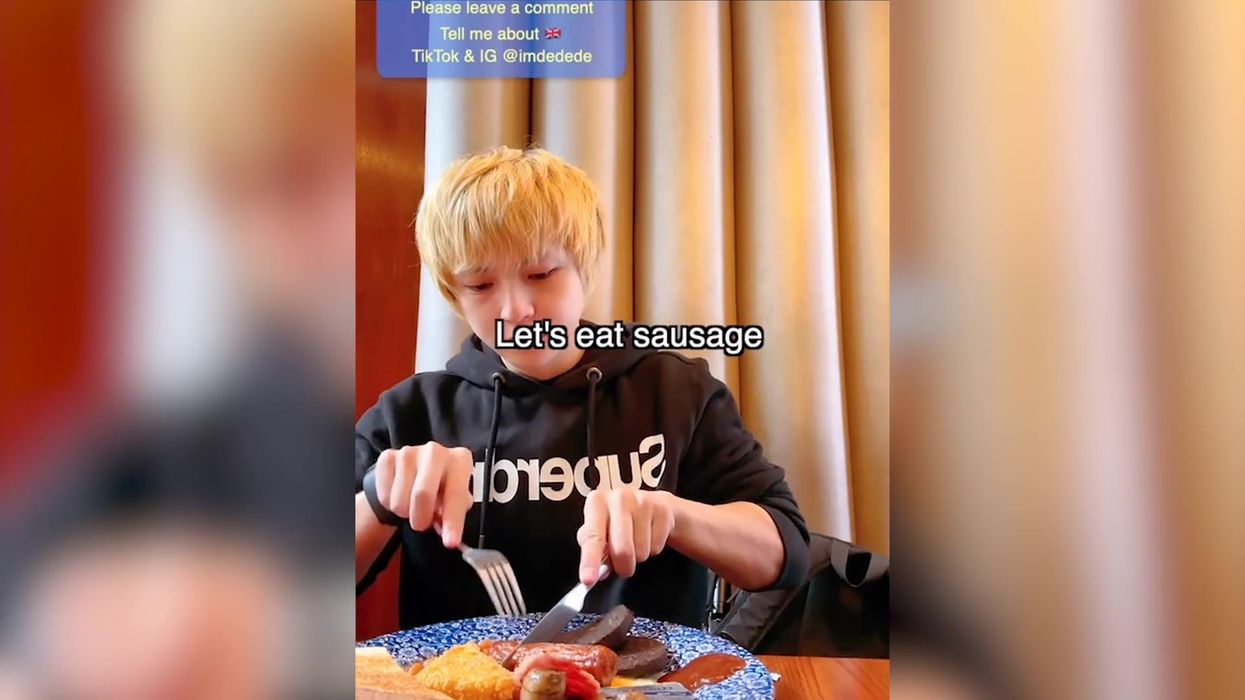 Japanese vlogger reviews Wetherspoons fry-up - and he loves hash browns