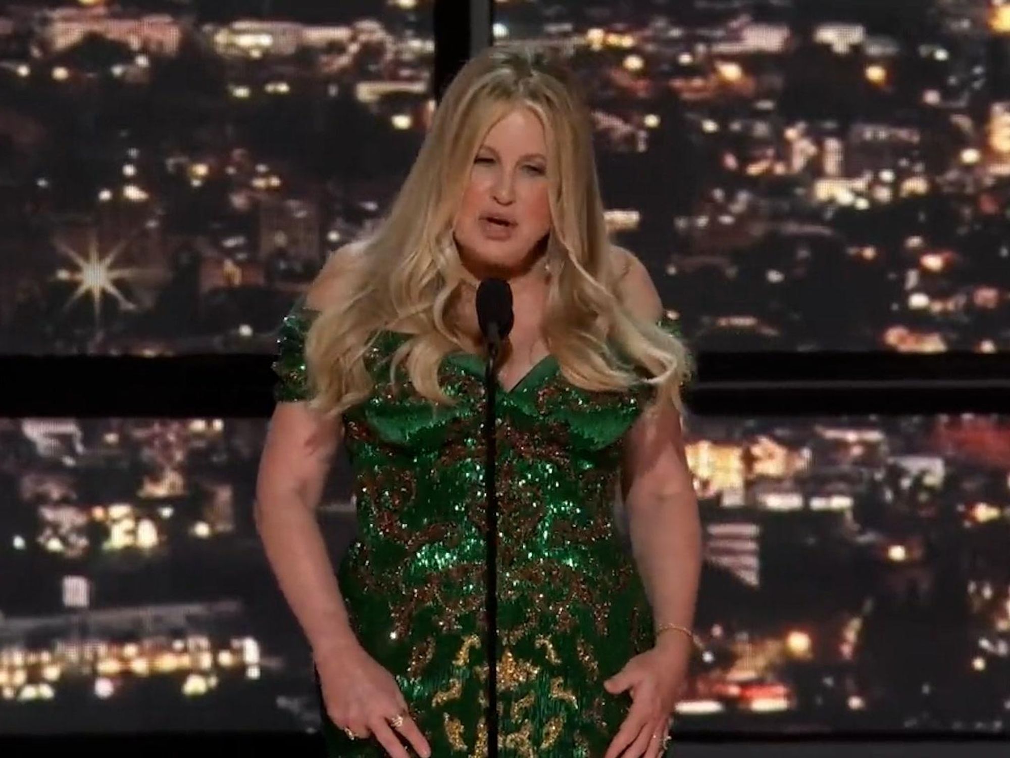 Everyone is obsessed with Jennifer Coolidge's dance during her Emmy's speech Everyone is obsessed with Jennifer Coolidge's dance during her Emmy's speech