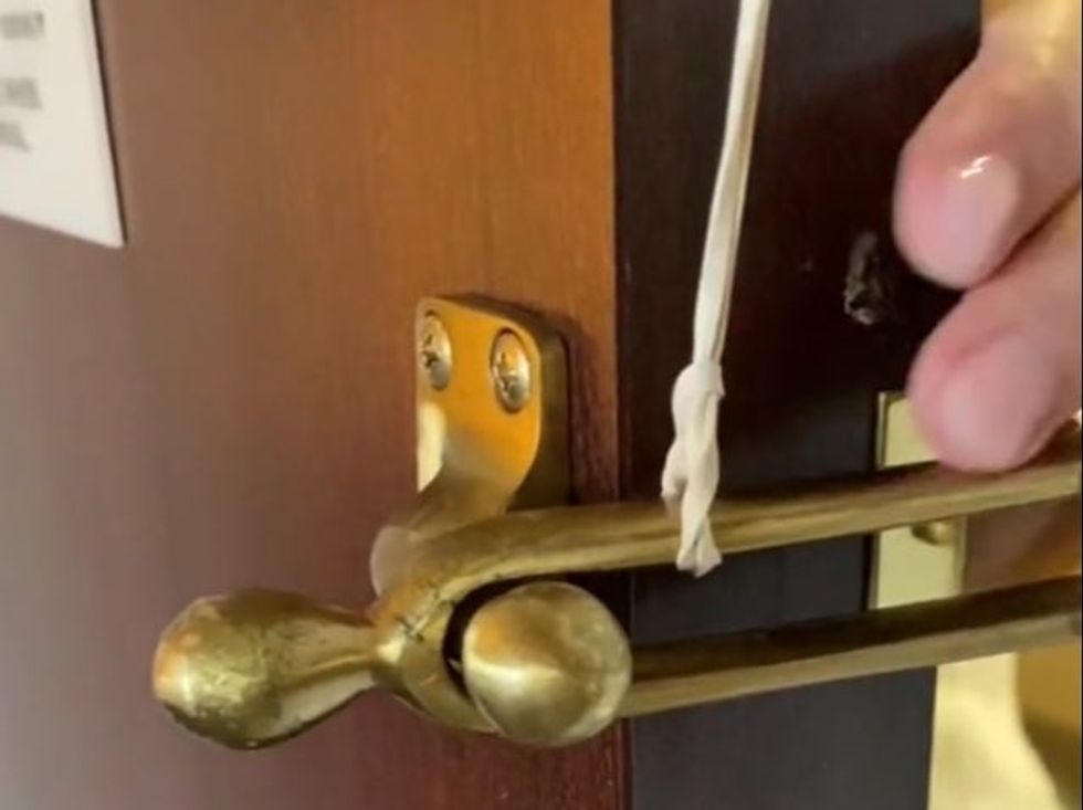 The Doorknob Rubber Band Trick Thats Going Viral - izwf6wu