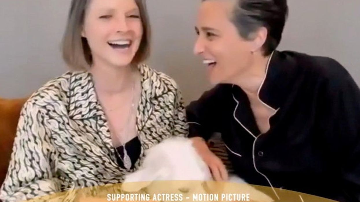 <p>Jodie Foster winning her award</p>