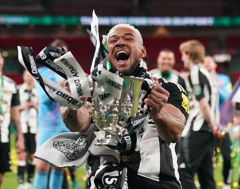 Joelinton holding the Carabao Cup