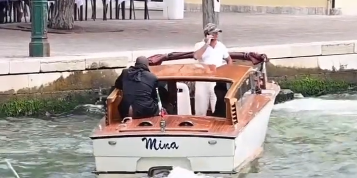 Kanye West Flashes Bare Butt To Spectators On Venice Gondola Ride Indy100 kanye-west-flashes-bare-butt-to-spectators-on-venice-gondola-ride-indy100