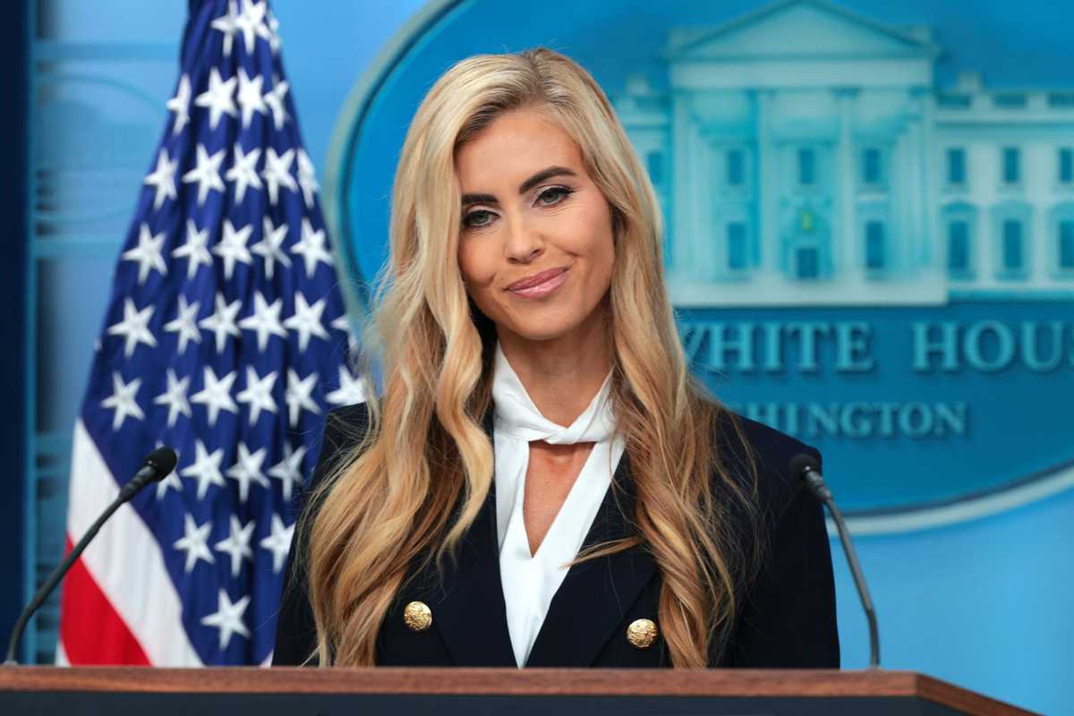 Katie Zacharia hosting a White House press briefing.