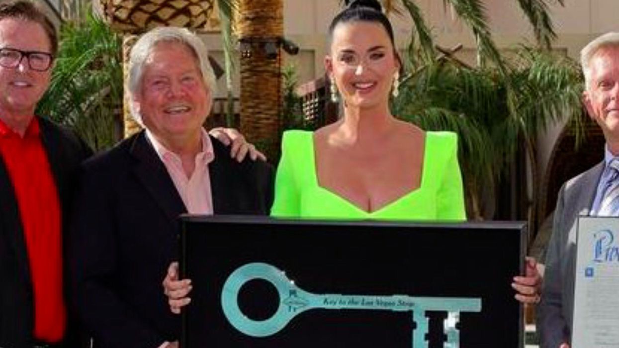 Katy Perry's pizza flinging skills go viral as she feeds nightclub crowd