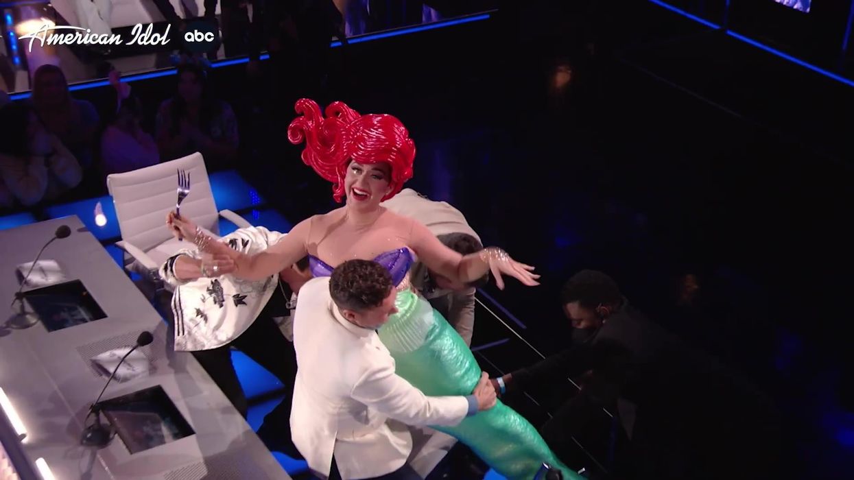 katy perry mermaid dress Katy Perry dressed as Ariel for @americanidol's Disney Night and then she fell out of her chair during a crazy mishap. Watch the video by tapping this photo at the LINK IN