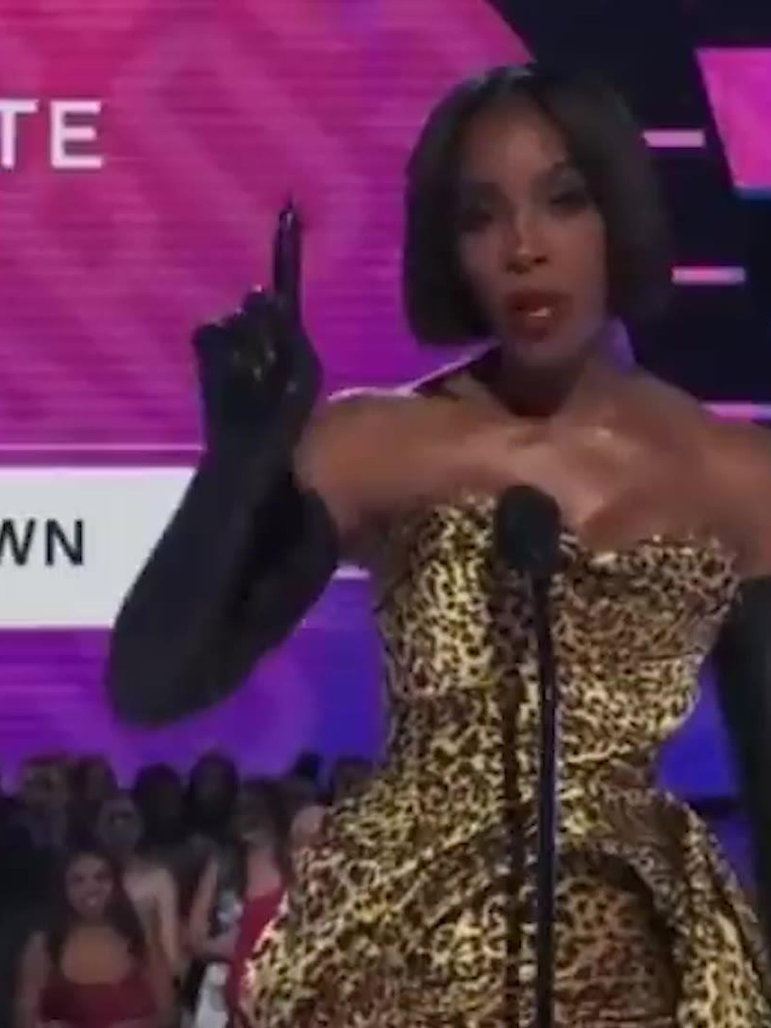 Kelly Rowland snaps at AMAs crowd for booing Chris Brown's win