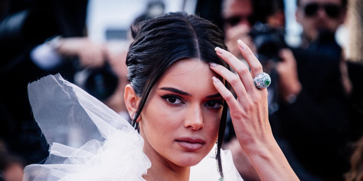 Kendall Jenner mocked by fans for 'pretending to read' in a book store