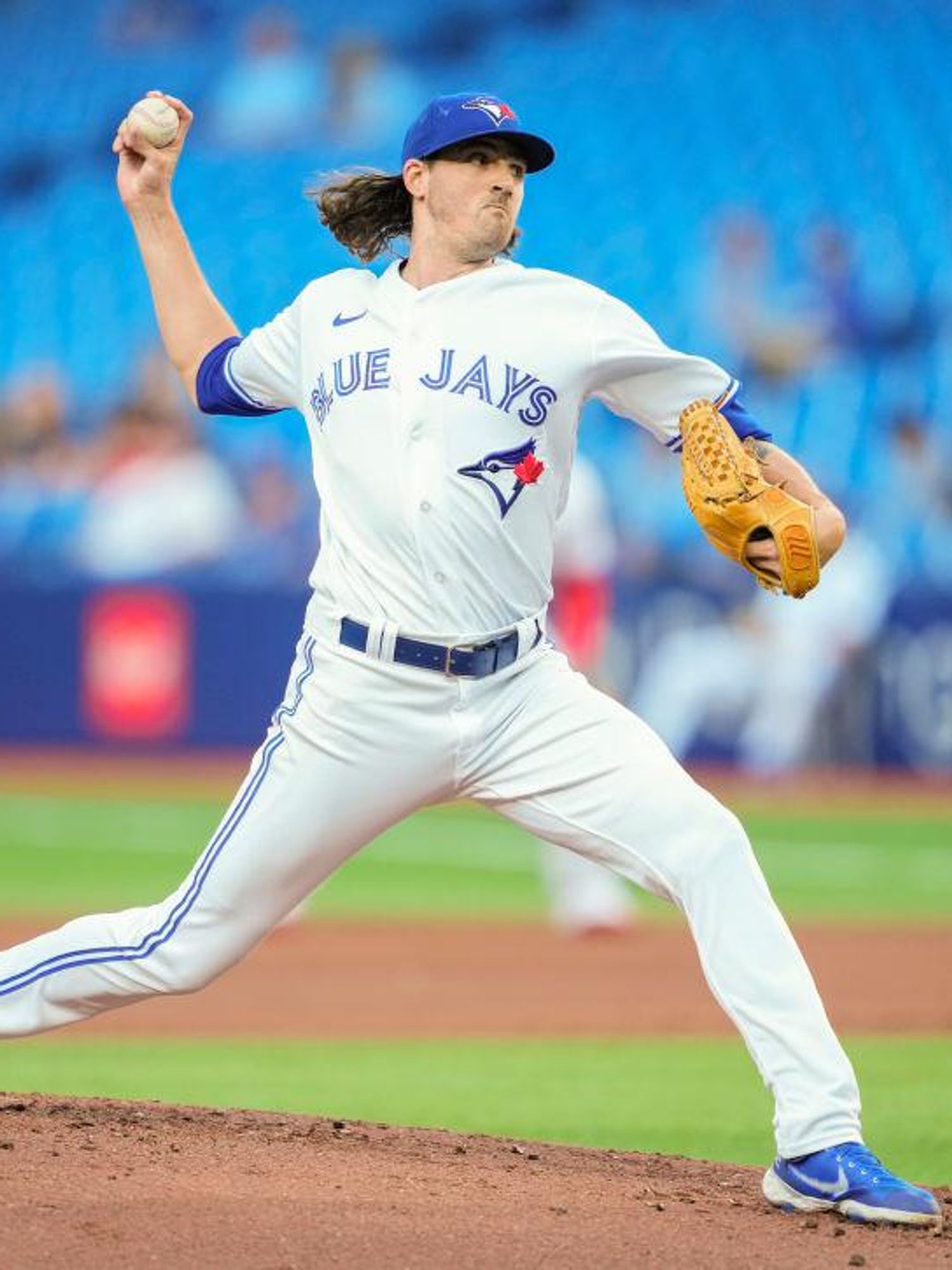 MLB pitcher calls out adult fan for jostling with kids for star autographs