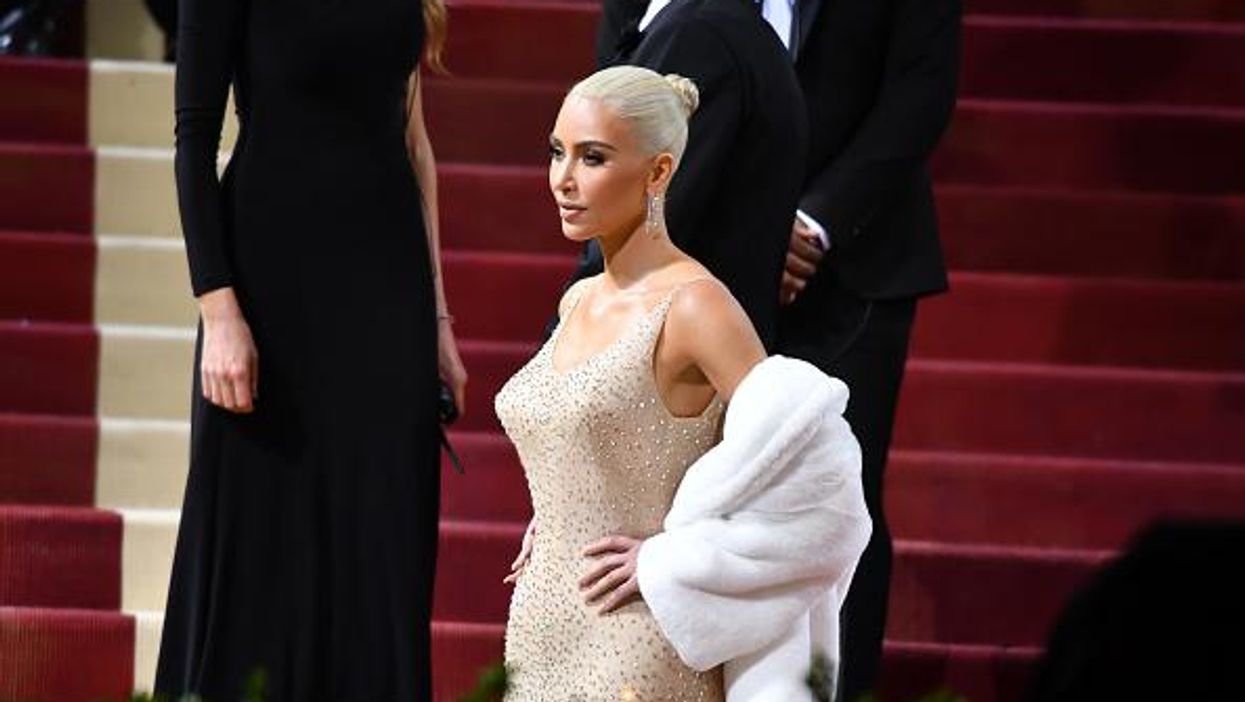 Kim Kardashian's trainer defends rapid 16lb weight loss with 'sauna suit' | indy100 Kim Kardashian's trainer defends rapid 16lb weight loss with 'sauna suit' | indy100