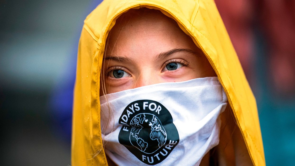 La activista climática sueca Greta Thunberg es fotografiada durante una protesta de "Viernes para el futuro" frente al Parlamento sueco Riksdagen