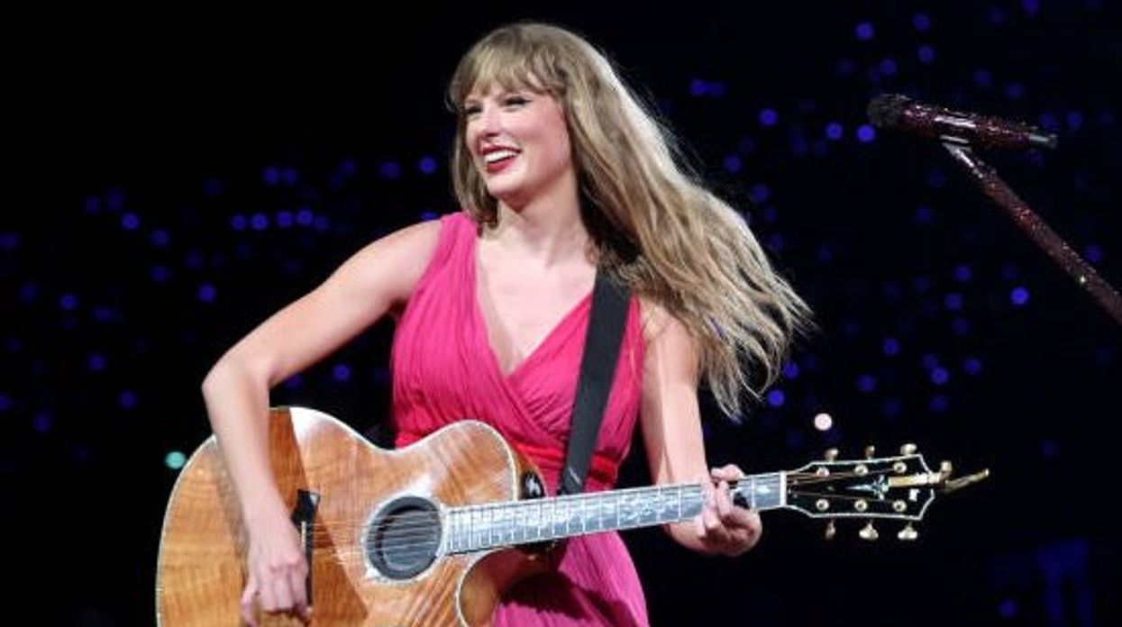 taylor swift in pink dress Taylor Swift Pink Chiffon Short Celebrity Homecoming Bridesmaid Dress